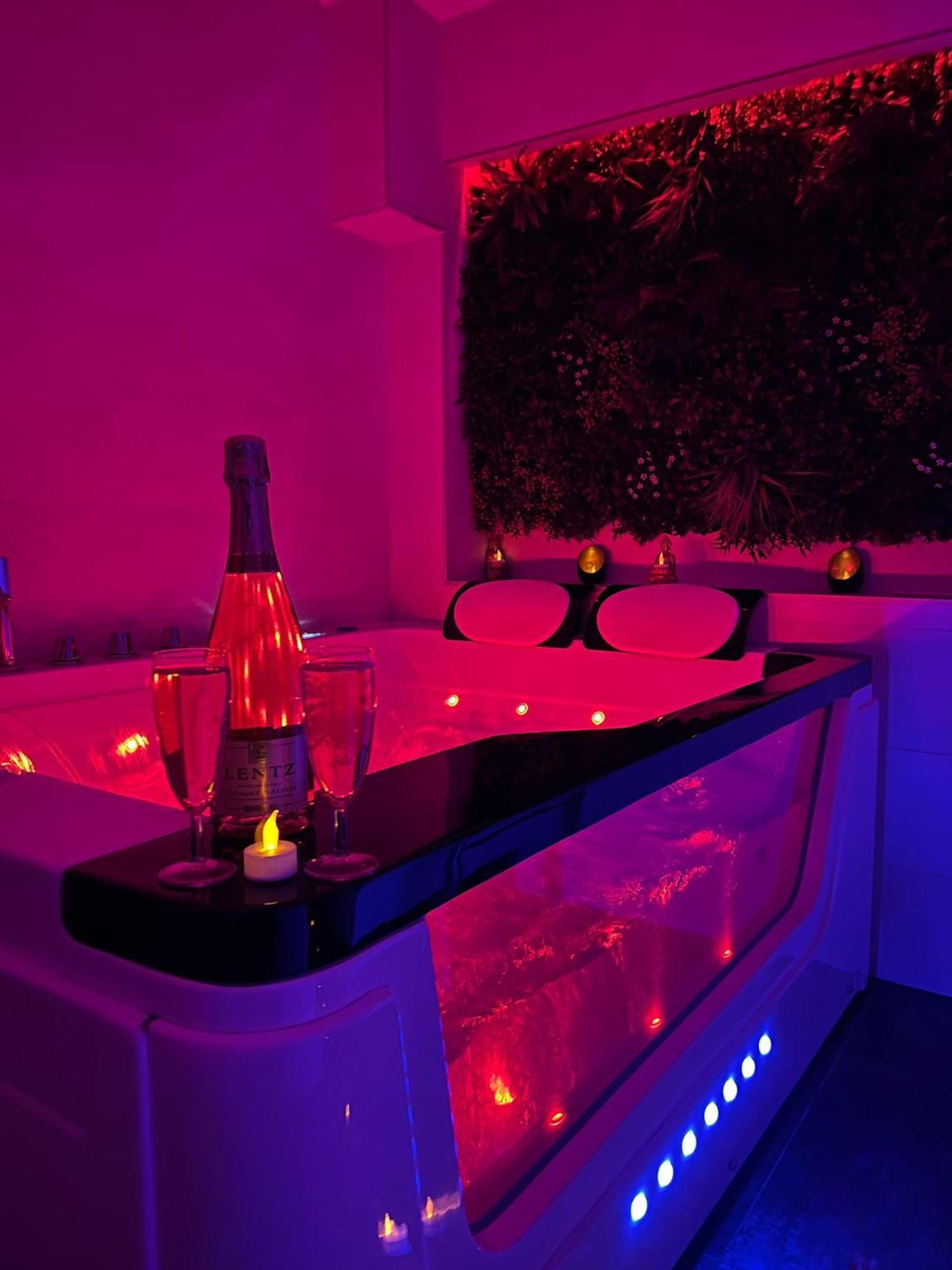 Love Room: Aux Plaisirs Des Sens Jacuzzi Prive Barr Exterior foto